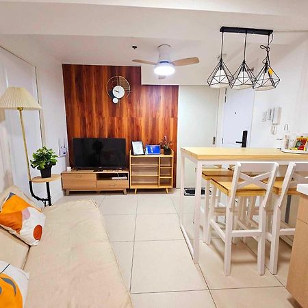 Acellyne'S Suites At The Residences At Commonwealth By Century Quezon City Exterior photo