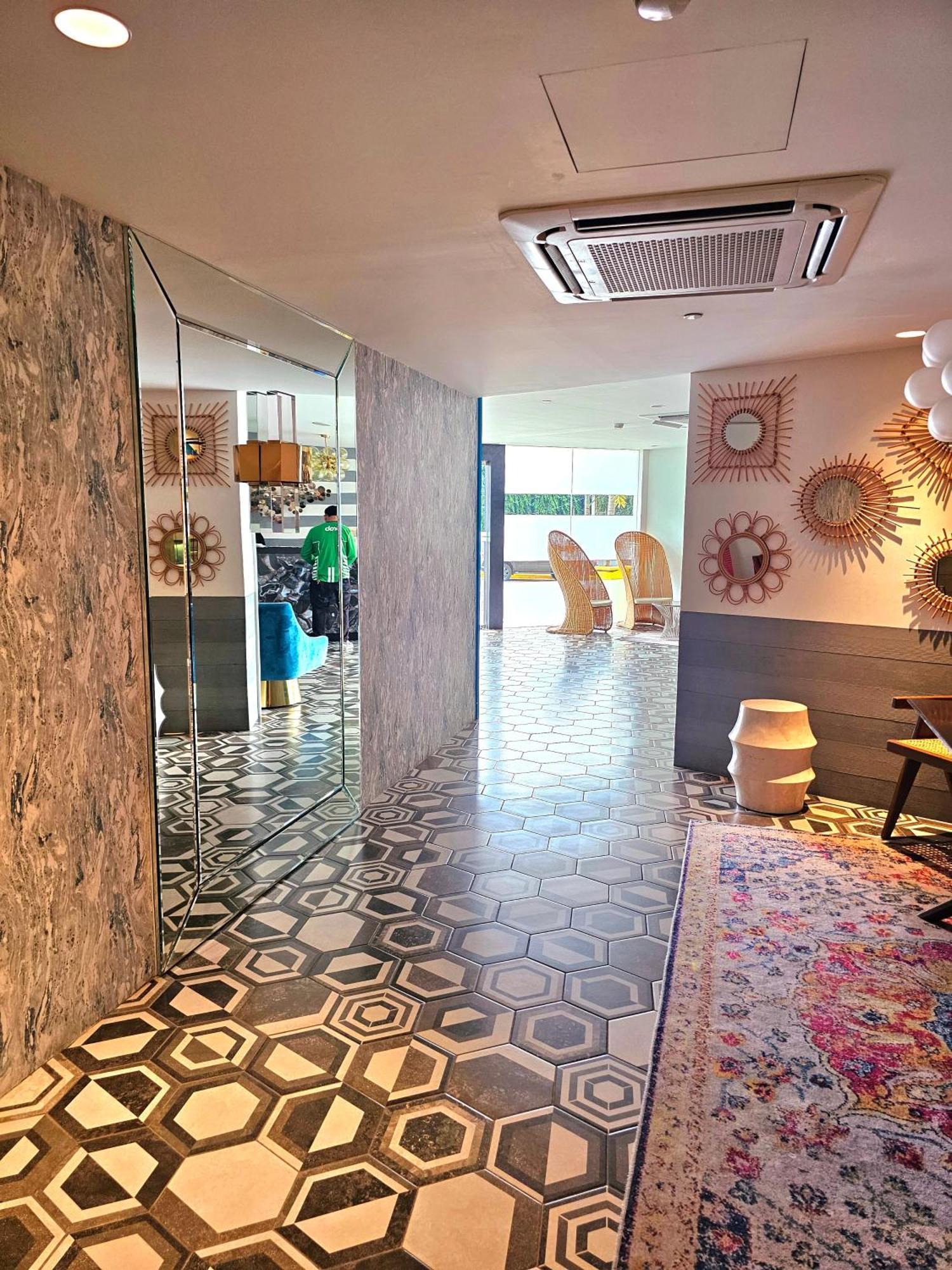 Acellyne'S Suites At The Residences At Commonwealth By Century Quezon City Exterior photo