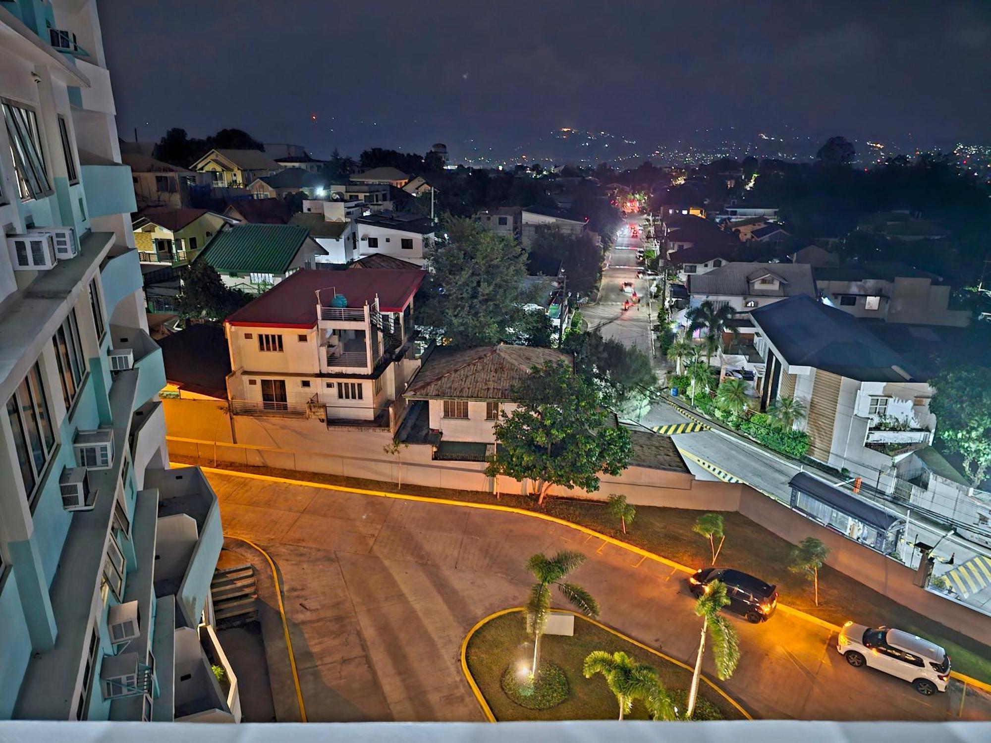 Acellyne'S Suites At The Residences At Commonwealth By Century Quezon City Exterior photo