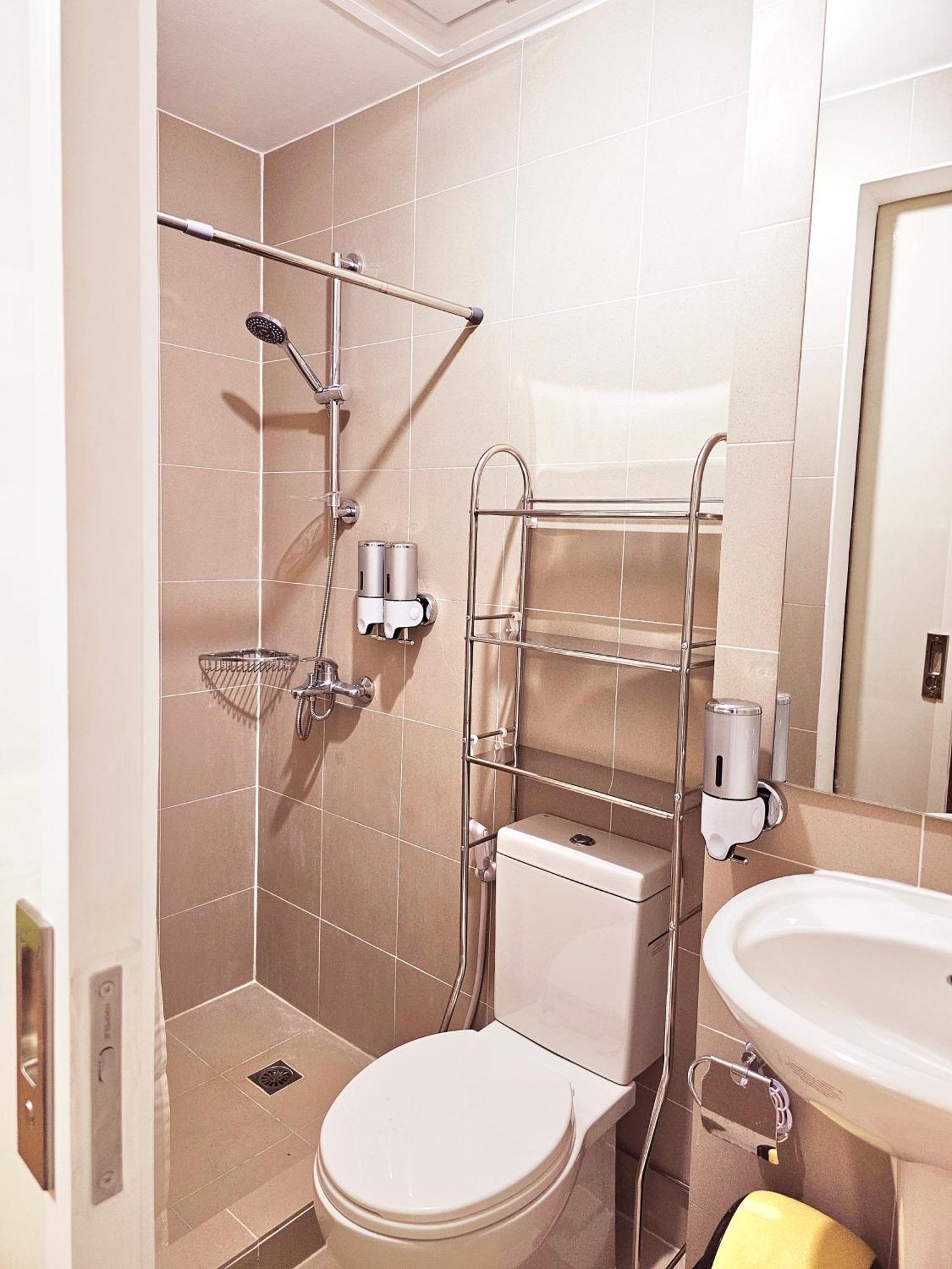 Acellyne'S Suites At The Residences At Commonwealth By Century Quezon City Exterior photo