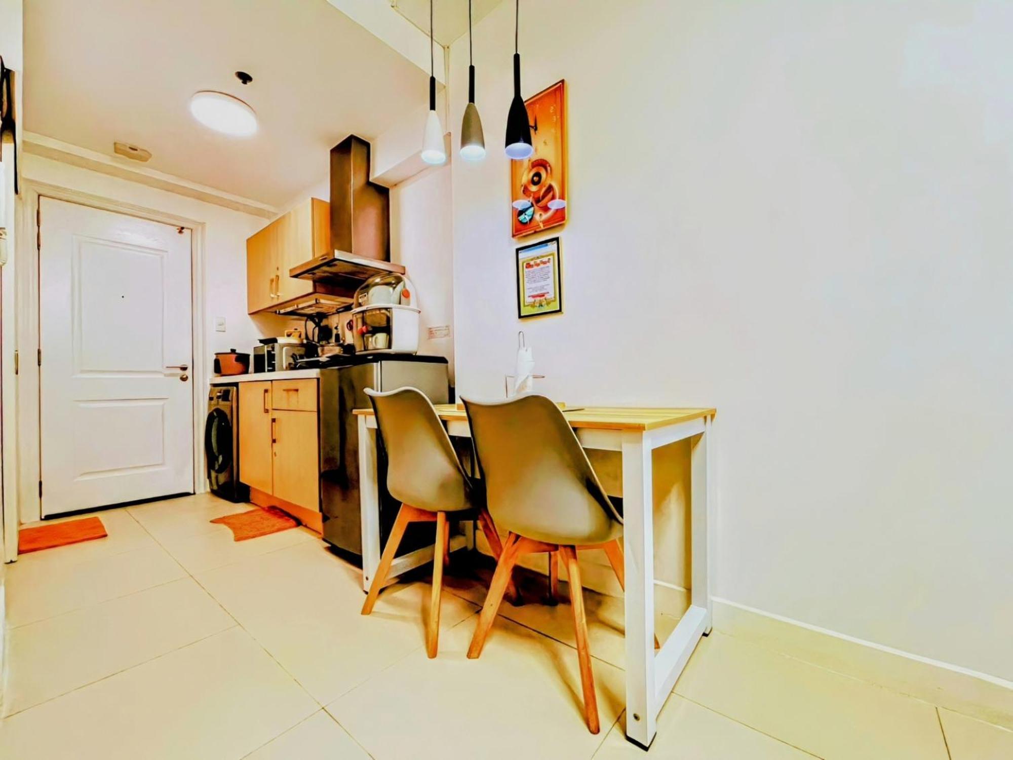 Acellyne'S Suites At The Residences At Commonwealth By Century Quezon City Room photo
